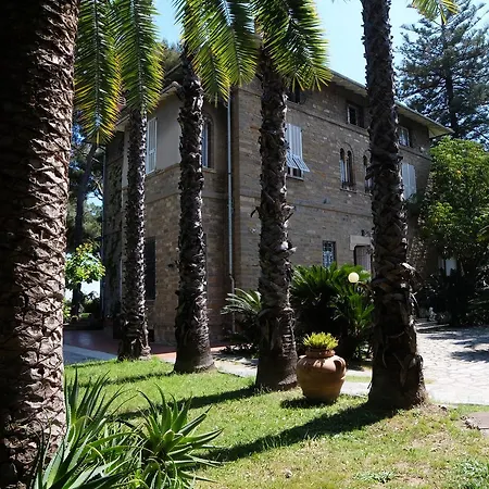 La Casa Di Anny Di Charme Bed & Breakfast 3*